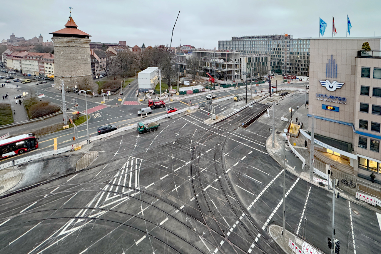 Ab Dienstag, 9. Dezember 2025, wird die Baustelle am Rathenauplatz aufgelöst. Dank der Unterstützung der Polizei, ist die Zufahrt in die Altstadt auch während der Umstellung jederzeit möglich., Bild © André Winkel / Stadt Nürnberg