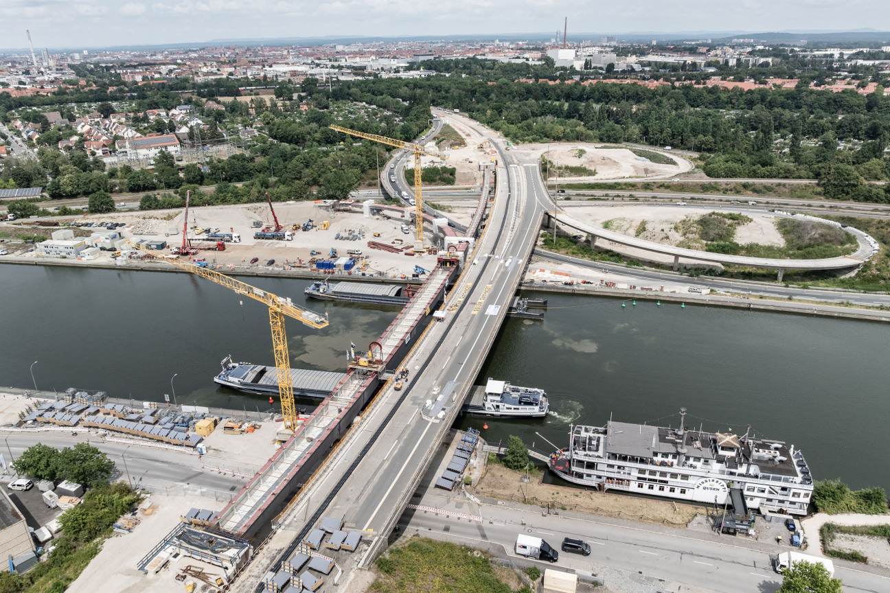 Lückenschluss vollzogen: Am Dienstag, 30. Juni 2026, hat das Projekt Hafenbrücken eine weitere Hürde genommen. Das 75 Meter lange und 520 Tonnen schwere Brückenteil befindet sich an Ort und Stelle.