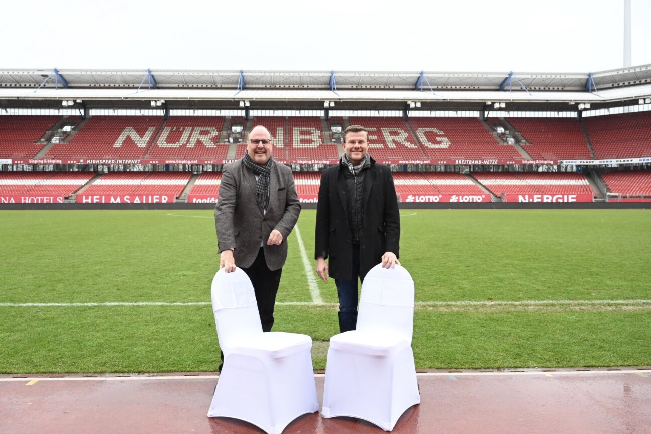 Bild © Christine Dierenbach / Stadt Nürnberg Bürgermeister Christian Vogel (links) und Oberbürgermeister Marcus König freuen sich über die erste Möglichkeit in Nürnberg, sich unter freiem Himmel standesamtlich trauen zu lassen: im Stadion des 1. FC Nürnberg., Bild © Christine Dierenbach / Stadt Nürnberg