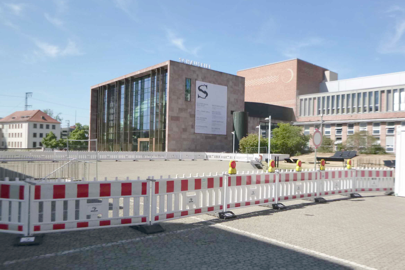 Bild © Holger Schütte / Stadt Nürnberg Ein Fahrzeugbrand hat am Donnerstag, 9. Juli 2026, gravierende Schäden an der Theatergarage am Richard-Wagner-Platz in Nürnberg verursacht. Das Parkhaus und der sich auf dem Garagendach befindliche Richard-Wagner-Platz können nicht betreten werden können, solange es keine gesicherten Aussagen zur Statik des Bauwerks gibt., Bild © Holger Schütte / Stadt Nürnberg