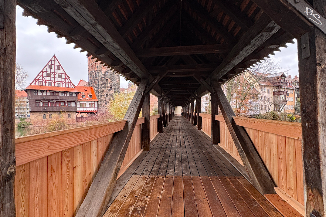 Bei der Sanierung wurden drei verschiedene, unbehandelte Holzarten verbaut: Eiche, Lärche und Douglasie. Der helle Naturfarbton ist noch ungewohnt. Mit der Zeit entwickelt das frisch verbaute Holz eine graue Patina.