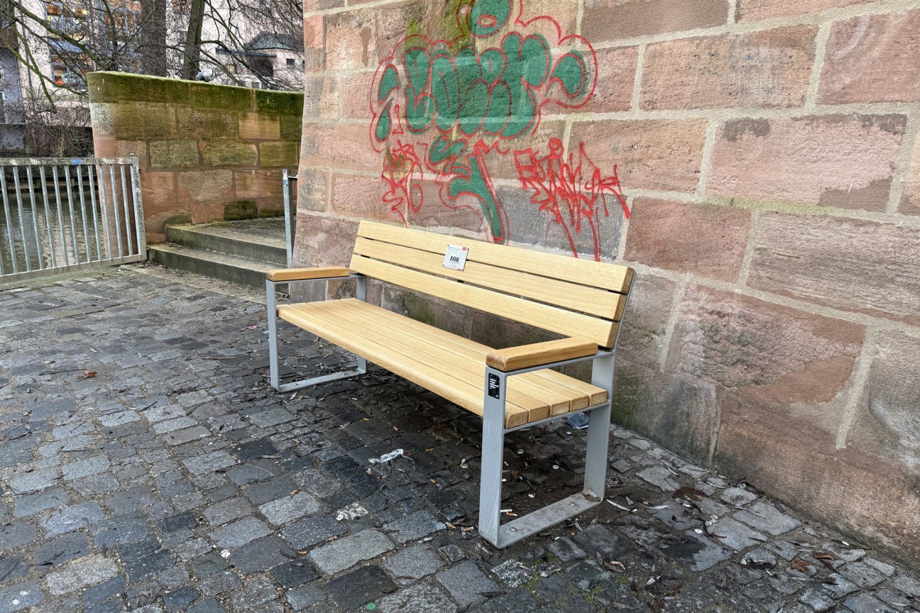 Die neue "Lächelbank" auf der Liebesinsel., Bild © Tim Koß / Stadt Nürnberg