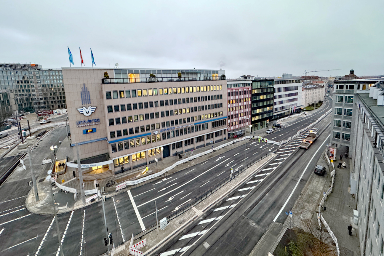 Ab Dienstag, 9. Dezember 2025 gehört ein weiteres Baustellenhindernis der Vergangenheit an: Die Sulzbacher Straße am Rathenauplatz kann dann wieder befahren werden., Bild © André Winkel / Stadt Nürnberg