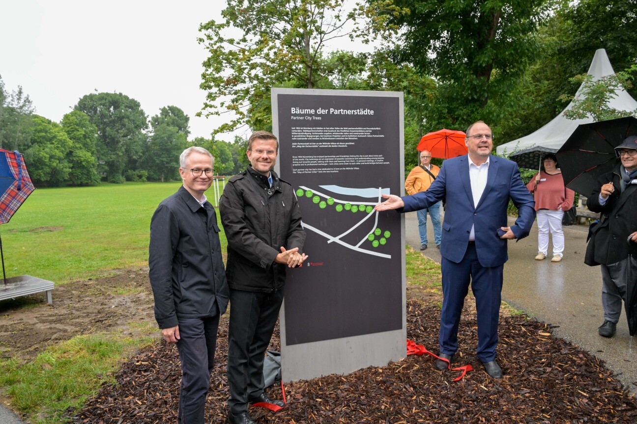 Dr. Michael Kläver (Sparkasse Nürnberg), Oberbürgermeister Marcus König und Bürgermeister Christian Vogel an der Stele.