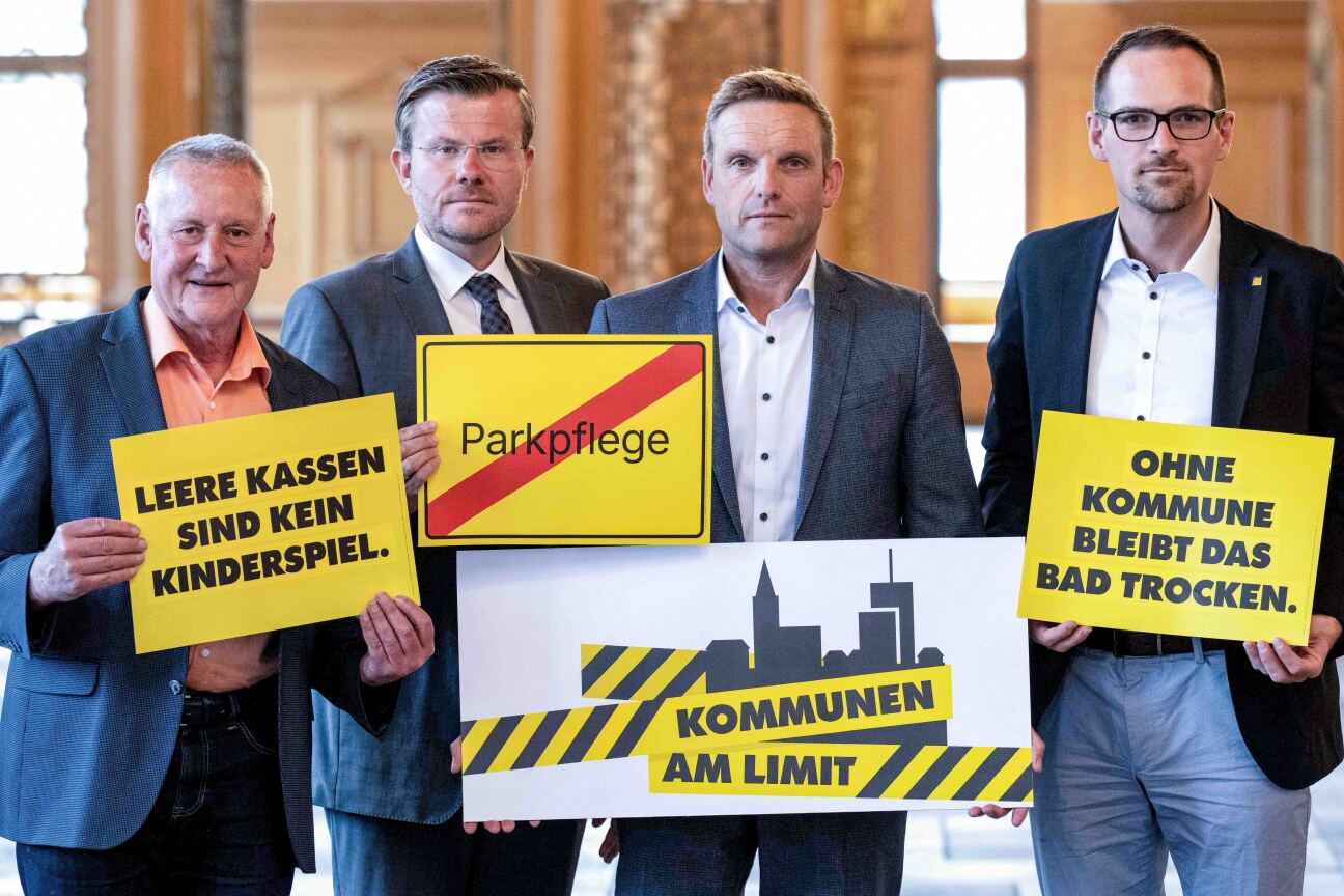 Fürths Oberbürgermeister Thomas Jung, Nürnbergs Oberbürgermeister Marcus König, der Oberbürgermeister der Stadt Erlangen, Jörg Volleth, und Schwabachs Stadtoberhaupt Peter Reiß (v. l. n. r.) machen am Aktionstag "Kommunen am Limit" auf die schwierige finanzielle Situation von Städten und Gemeinden aufmerksam.