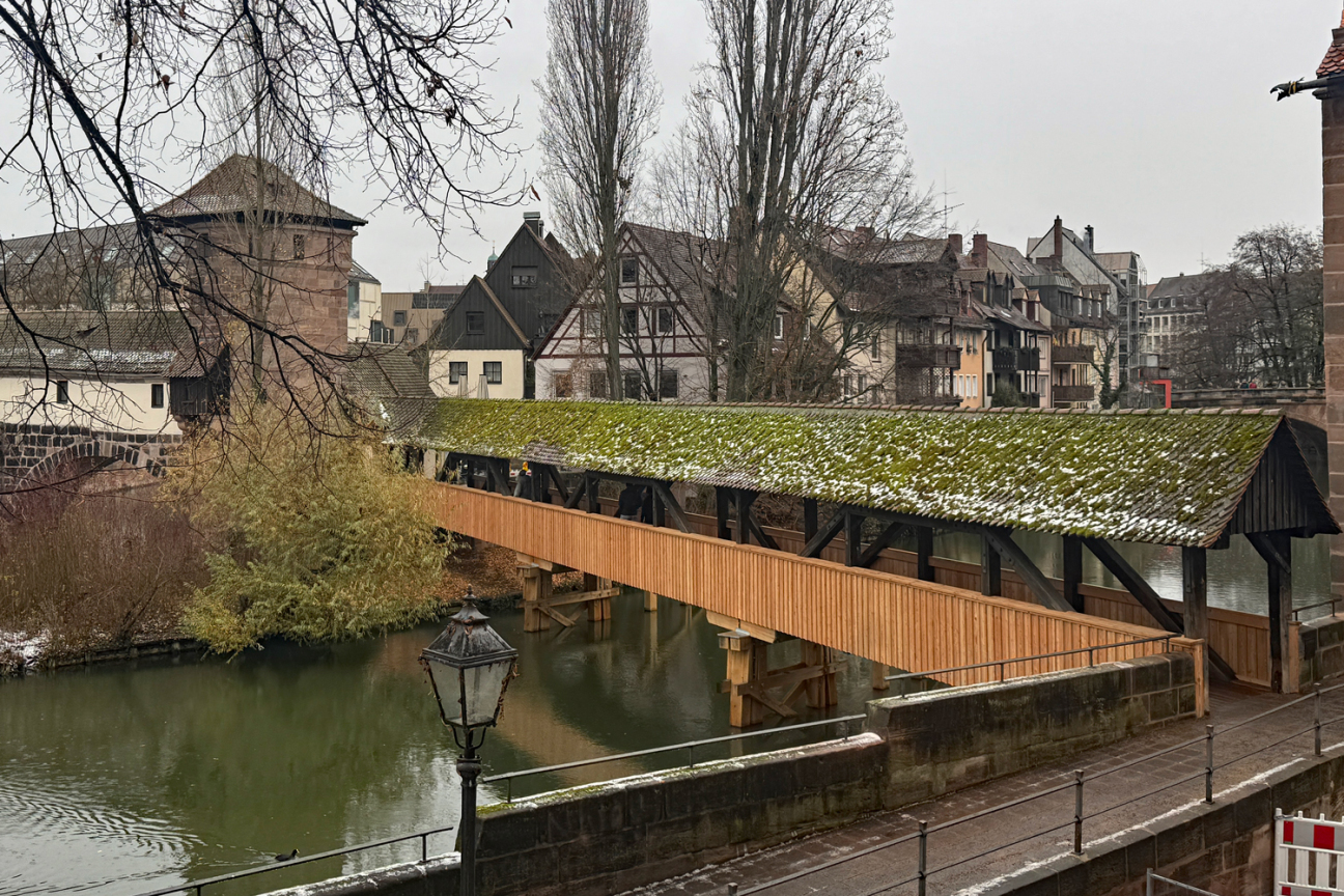 Der Henkersteg, eine überdachte Holzbrücke aus dem Jahr 1954, verbindet den Unschlittplatz mit dem Trödelmarkt. Nach der rund dreimonatigen Sanierung, ist der Steg nun wieder geöffnet., Bild © André Winkel / Stadt Nürnberg