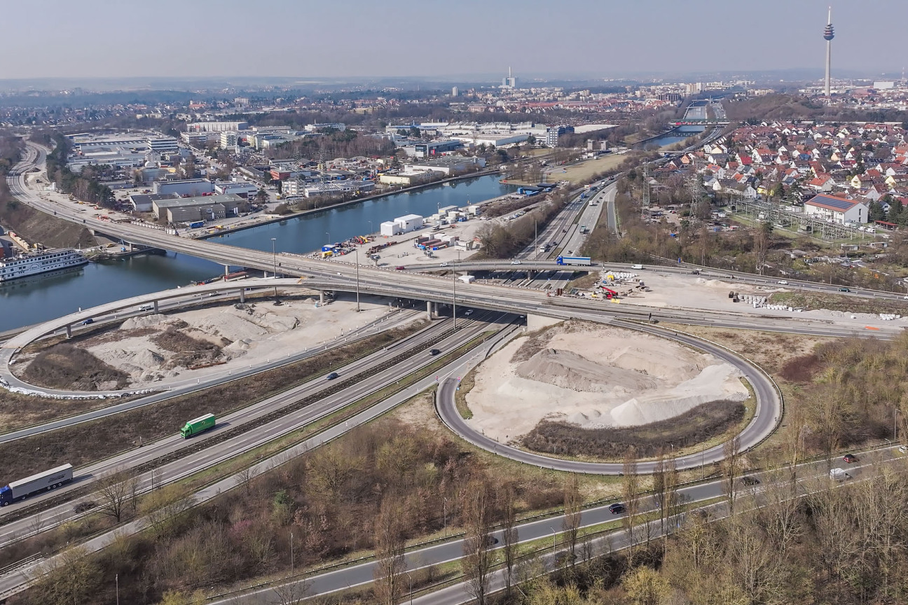Die Frankenschnellwegbrücke bleibt bis zu ihrem Abbruch vollständig gesperrt. Verkehrsteilnehmende auf dem Frankenschnellweg können die Sperrung über die Anschlussstelle Nürnberg-Hafen-Ost umfahren. Sör erarbeitet zur Zeit - unter Mithilfe des Verkehrsplanungsamts - ein Konzept, wie der Verkehr im Umfeld der Hafenbrücken spürbar entlastet werden kann., Bild © Moritz Utili, Studio Höhn / Stadt Nürnberg