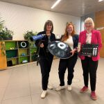 Britta Walthelm, Referentin für Umwelt und Gesundheit, Stefanie Paul, Kundenbereichsleitung Zentrale Bibliotheksdienste, und Elisabeth Sträter, Direktorin der Stadtbibliothek Nürnberg, mit Stücken aus Nürnbergs erster „Bibliothek der Dinge“.