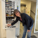 Britta Walthelm, Referentin für Umwelt und Gesundheit der Stadt Nürnberg, nimmt am Mittwoch, 12. März 2025, den Fair-o-mat in der Kulturwerkstatt Auf AEG in Betrieb.