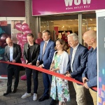 Neues Leben im ehemaligen Kaufhof. Zwischennutzungen öffnen die Türen am Donnerstag, 19. September 2025 (von links nach rechts): Prof. Dr. Michael Huth, Präsident der Technischen Universität Nürnberg, Christian Greiner, Vorsitzender des Aufsichtsrats Rudolf Wöhrl SE, Oberbürgermeister Marcus König, Wirtschafts- und Wissenschaftsreferentin Dr. Andrea Heilmaier, Hannes B. Erhardt, Gesellschafter von Beets & Roots, und Martin Albrecht Market Manager Ikea.