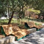 Die Ausstellung zeigt, wie grüne Freiräume zur lebenswerten Stadt der Zukunft beitragen - auch anhand von Beispielen aus Nürnberg, wie der Pocketpark „Peststadel“ in der nördlichen Altstadt zwischen Pellerhaus und Scharrer Gymnasium.