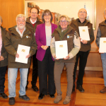 Auszeichunung der Naturschutzwächterinnen und Naturschutzwächter  am Donnerstag, 13. März 2025, im Namen des Bayerischen Staatsministeriums für Umwelt und Verbraucherschutz durch Britta Walthelm, Referentin für Umwelt und Gesundheit der Stadt Nürnberg, (Mitte), von links nach rechts: Nanette Lehner, Ludwig Graf, Oliver Fehse, Heidemarie Stafflinger, Reinhard Figel und Roland Straub.