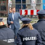 Vertreter der Polizei und Nürnbergs Oberbürgermeister Marcus König, haben am Freitag 9. Oktober 2026 über die derzeitige Sicherheitslage rund um den Nelson-Mandela Platz und Aufseßplatz informiert.