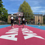 Der Basketballbereich wurde deutlich aufgewertet: Es gibt nun drei 3x3-Basketballfelder mit entsprechender Linierung, von denen zwei so angeordnet sind, dass auch ein Spiel auf zwei Körbe möglich ist. Diese wurden mit einem bunten Kunststoffbelag in Pink und Blau versehen.
