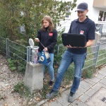 Mitarbeitende der Stadtentwässerung und Umweltanalytik Nürnberg sowie des Umweltamts der Stadt Nürnberg führen eine Grundwasser-Messung durch.