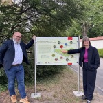 Armin Hoffmann, Leiter der Friedhofsverwaltung, und Britta Walthelm, Referentin für Umwelt und Gesundheit, mit einer der neuen Informationstafeln am Südfriedhof.