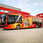 Der Sprecher des Vorstands der VAG Verkehrs-Aktiengesellschaft Nürnberg, Tim Dahlmann-Resing, Bürgermeister Christian Vogel und der Leiter der Feuerwehr Nürnberg, Volker Skrok, mit dem Bus, der anlässlich des 150. Bestehens der Nürnberger Berufsfeuerwehr gestaltet wurde. Der Bus ist im Stadtgebiet unterwegs und bewirbt nicht nur das Jubiläum, sondern spricht auch Nachwuchskräfte für den Feuerwehrdienst gezielt an.