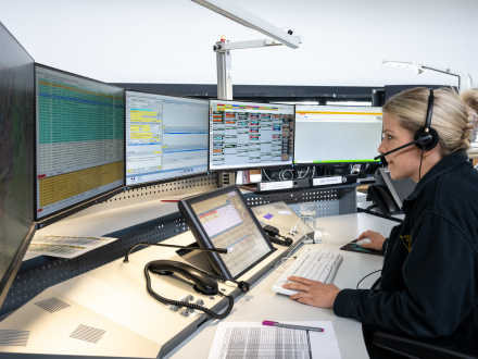 (Christine Dierenbach / Stadt Nürnberg) Foto von der Integrierten Leitstelle Nürnberg von innen. Eine Mitarbeiterin sitzt an ihrem Arbeits·platz in der Leit·stelle.