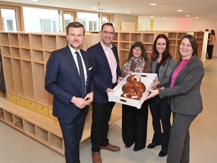 Bild © Stadt Nürnberg / Christine Dierenbach Foto von 5 Personen in dem neuen Schul·zentrum in Eibach., Bild © Stadt Nürnberg / Christine Dierenbach