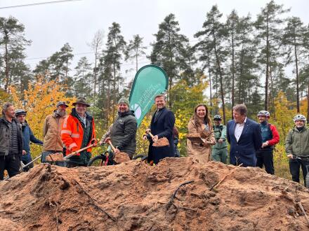 Foto vom Spaten·stich beim neuen Bike·park Schmausenbuck.