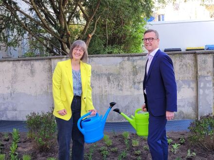 Foto von Britta Walthelm (Leiterin vom Referat für Umwelt und Gesundheit) und Ralf Schekira (Chef von der wbg) bei der Aktion in der Rollner·straße in Nürnberg., Bild © Nicola A. Mögel / Stadt Nürnberg