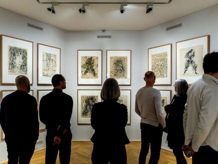 Bild © Nils Thies Foto: 6 Personen bei einer Ausstellung. An den Wänden hängen Bilder., Bild © Nils Thies