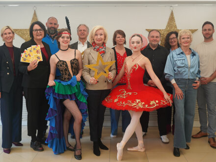 Foto von 12 Personen. Die Personen machen beim Sternen·haus mit.