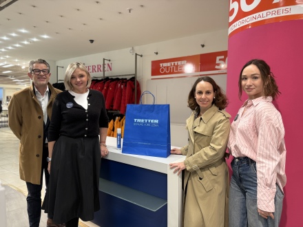 Bild © Florian Ehlert / Stadt Nürnberg Foto: 4 Personen stehen an einer Kasse im Pop-up-Store von Tretter-Schuhe im alten Kaufhof., Bild © Florian Ehlert / Stadt Nürnberg