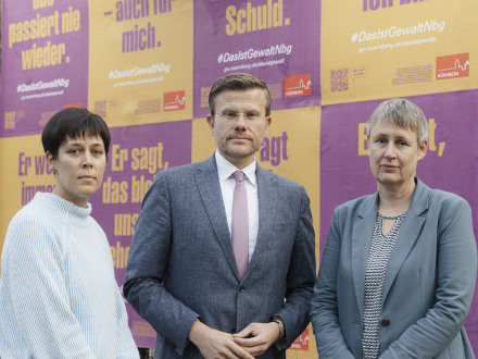 Foto von 3 Personen: link steht die stellvertretende Frauen·beauftragte Michelle Fowinkel-Sendlbeck, in der Mitte steht der Ober·bürgermeister Marcus König, rechts steht die Frauen·beauftragte Hedwig Schouten.