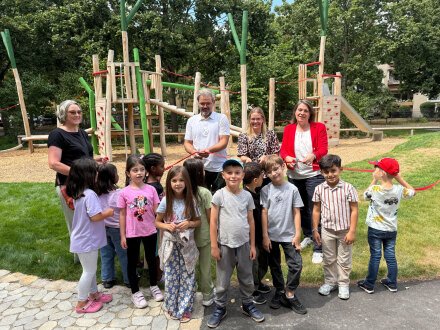 Foto: Viele Personen bei der Eröffnung von dem neuen Spiel·platz in Schweinau., Bild © Kathrin Lehnerer / Stadt Nürnberg