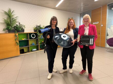 Bild © Martina Weber / Stadt Nürnberg Foto von 3 Personen mit Dingen aus der Bibliothek der Dinge in der Stadt·bibliothek Nürnberg., Bild © Martina Weber / Stadt Nürnberg