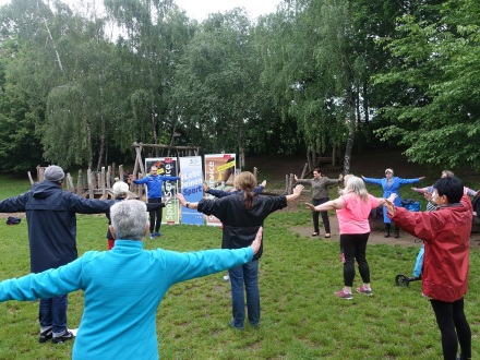 Bild © Peter Pinzer / Stadt Nürnberg Foto von einer Trainings·stunde im Bewegungs·park im Pegnitz·tal West., Bild © Peter Pinzer / Stadt Nürnberg