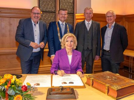 Foto vom Eintrag ins Goldene Buch., Bild © Stadt Nürnberg/Christine Dierenbach