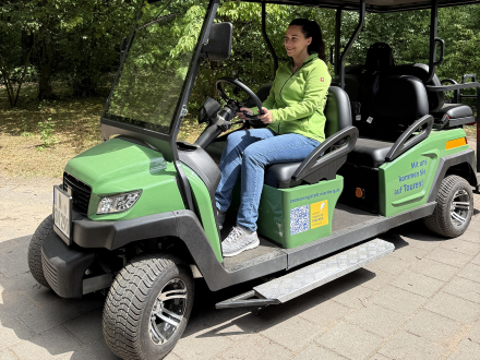 Bild © Anna Böhm / Tiergarten Stadt Nürnberg Foto: Das Zoo·touren-Mobil im Nürnberger Tier·garten., Bild © Anna Böhm / Tiergarten Stadt Nürnberg