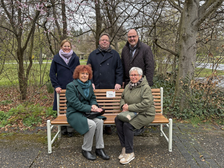 Foto von der neuen Plauder·bank im Stadt·park Nürnberg., Bild © Tim Koß / SÖR | Stadt Nürnberg