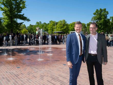 Foto vom Ober·bürgermeister Marcus König und Daniel F. Ulruch vor dem Brunnen auf dem Jamnitzer·platz in Gostenhof., Bild © Stadt Nürnberg/Christine Dierenbach