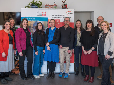 Foto vom Team von der neuen Beratungs·stelle im Kultur·laden Röthenbach. Auf dem Foto sind auch noch die Stadträtin Diana Liberova, die Sozial·referentin Elisabeth Ries, Jochen Obermeier vom Bürger·verein Röthenbach., Bild © Matthias Libor / AWO