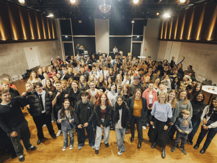 Foto von den Freiwilligen·dienstleistenden bei der Feier in der Kultur·werkstatt Auf AEG.