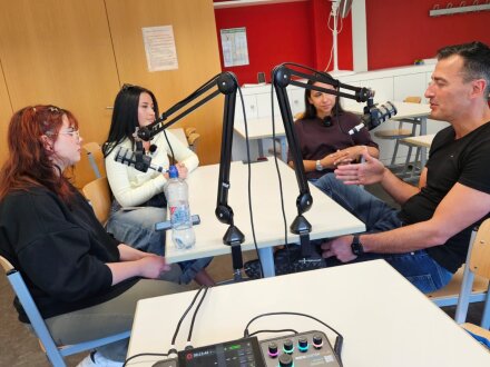 Bild © Marius Hartl / Stadt Nürnberg Foto: Die Schülerinnen Dilara, Leona und Vanessa bei der Aufzeichnung der neuen Podcast-Folge Bildungs·helden on Air in einem Klassenzimmer der Beruflichen Schule 9 mit dem Lehrer Serhat Gökce., Bild © Marius Hartl / Stadt Nürnberg