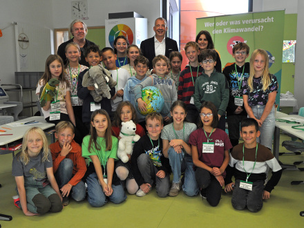 Foto von Mitarbeitern vom KUF und einer Schul·klasse. Die Schüler haben beim Programm Klima·detektive mit·gemacht., Bild © Olga Komarova / / Stadt Nürnberg