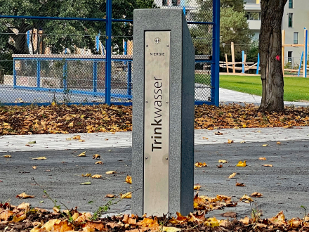 Foto von einem Trinkwasser·brunnen.