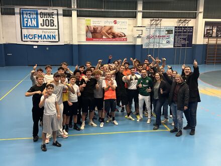 Bild © Michael Voss Foto: Viele Menschen in einer Sport·halle., Bild © Michael Voss