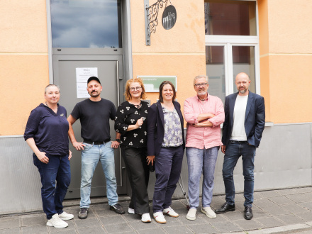 Foto: 6 Personen stehen vor einem Haus in der Otto·straße in Nürnberg., Bild © Luisa Schuster / Klinikum Nürnberg