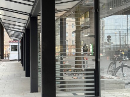 Foto von den neuen durchsichtigen Wände gegen den Wind am ZOB.