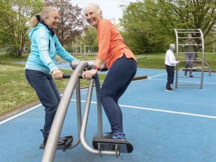 Bild © Giulia Iannicelli / Stadt Nürnberg Foto: 2 Frauen an einem Sport·gerät in einem Bewegungs·park., Bild © Giulia Iannicelli / Stadt Nürnberg
