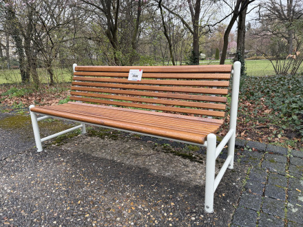 Foto von der neuen Plauder·bank im Stadt·park Nürnberg., Bild © Tim Koß / SÖR | Stadt Nürnberg