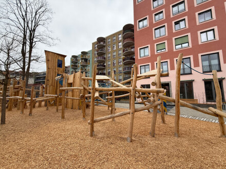 Foto vom neuen Spiel·platz im Regensburger Viertel. Man sieht einen Bereich zum Klettern., Bild © Tim Koß / Stadt Nürnberg