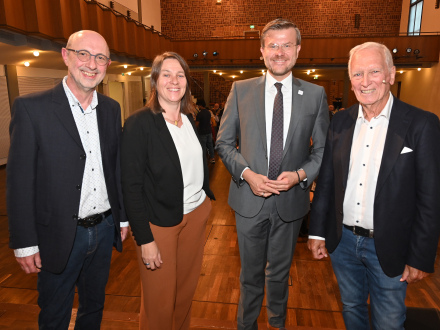 Foto: 4 Personen stehen nebeneinander in einem Raum im Heilig-Geist-Spital. Ganz links steht Hermann Schmitz. Ganz rechts steht Wolfgang Schleemilch. Und in der Mitte stehen Elisabeth Ries und Marcus König., Bild © Claus Felix