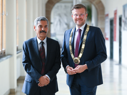 Foto vom Ober·bürgermeister Marcus König und  Abdolfattah Soltani.  Abdolfattah Soltani hat im Jahr 2009 den Internationalen Nürnberger Menschen·rechts·preis bekommen., Bild © Christine Dierenbach / Stadt Nürnberg