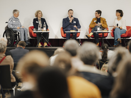 Foto von der Podiums·diskussion bei der 8. Nürnberger Inklusions·konferenz.
